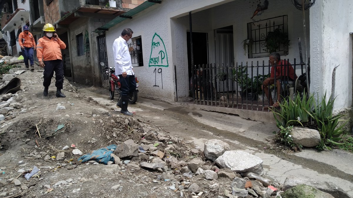 GoberMerida's tweet photo. #Sep01 Solidario con los vecinos de Monseñor Moreno Alto en Tovar, el gobernador @RamonGuevaraMRD evaluó los daños en inmuebles y entregará medicinas, ropa, alimentos para tirar a mitigar los daños https://t.co/xKv73Gsb9r