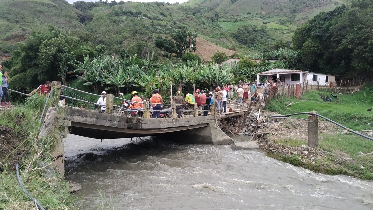 GoberMerida's tweet photo. #Sep01 Los habitantes de Río Negro sufrieron los embates de la naturaleza, los puentes de las vías agrícolas están comprometidos y el gobernador @RamonGuevaraMRD instruyó la canalización de la ayuda por parte del gabinete de infraestructura https://t.co/34gU0AiKWc