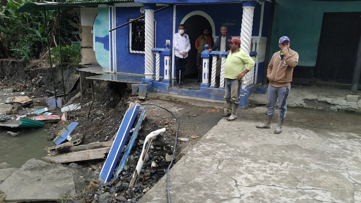 GoberMerida's tweet photo. #Sep01 Los habitantes de Río Negro sufrieron los embates de la naturaleza, los puentes de las vías agrícolas están comprometidos y el gobernador @RamonGuevaraMRD instruyó la canalización de la ayuda por parte del gabinete de infraestructura https://t.co/34gU0AiKWc