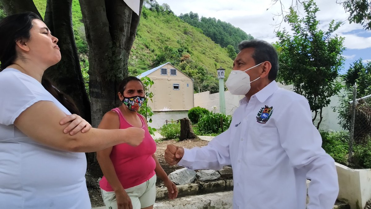 GoberMerida's tweet photo. #Sep01 El gobernador @RamonGuevaraMRD reafirmó ante los vecinos de Monseñor Moreno en Tovar, que la ayuda y solidaridad con los afectados de ninguna forma tiene tinte politico, la ayuda es cuestión de humanidad y solidaridad con los decorados https://t.co/7wpu9HvV4l