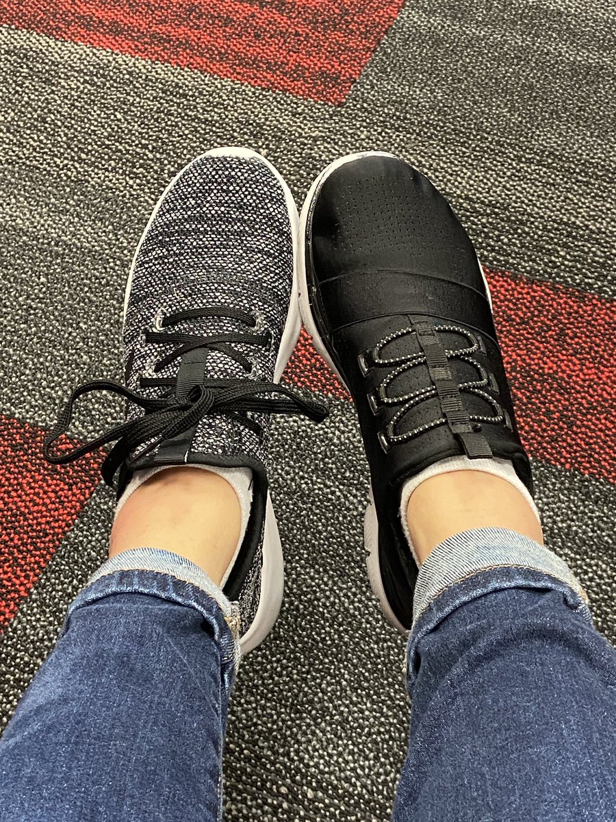 Jennhashert's tweet photo. This!!
Did not even notice until 2:50 pm! (No one else did either) 😛
#busylibrarian
#influencer 
@HPPMBobcats 
@HeatherHornor 
@mrslibrarybooks 
@jstacyholmes https://t.co/Lpu3nSiNsU