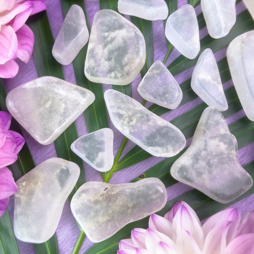 TheSageGoddess's tweet photo. 🤍 NEW CRYSTAL ALERT 🤍 Activate your telepathic abilities with this Polished #Ulexite from Mexico 🔮 It works like a magnifying glass, bringing things into focus 👁️ This gem also activates the 3rd Eye Chakra + creates a channel to your past &amp; future ✨ https://t.co/8YegxvOFrS https://t.co/rd984EcBwC