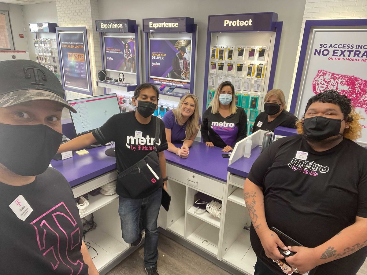 Super excited to meet our newest RSM <a href="/TeamMagentaCLos/">Carlos Diaz</a>. Welcome to our awesome Plano location. Thanks for sending us a great leader <a href="/TMOMarcoG/">Marco Garcia</a>