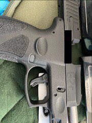 USBPDepChiefRGV's tweet photo. Within 24 hrs, #RGV agents apprehended  25 migrants and seized 2 pistols in 5 failed human smuggling events.

One of which, led to a collision on the U.S. 281. 
 
Smugglers are dangerous, profit  seeking #criminals.

https://t.co/TcM3NFBF7d https://t.co/6e2e1ZJd3v
