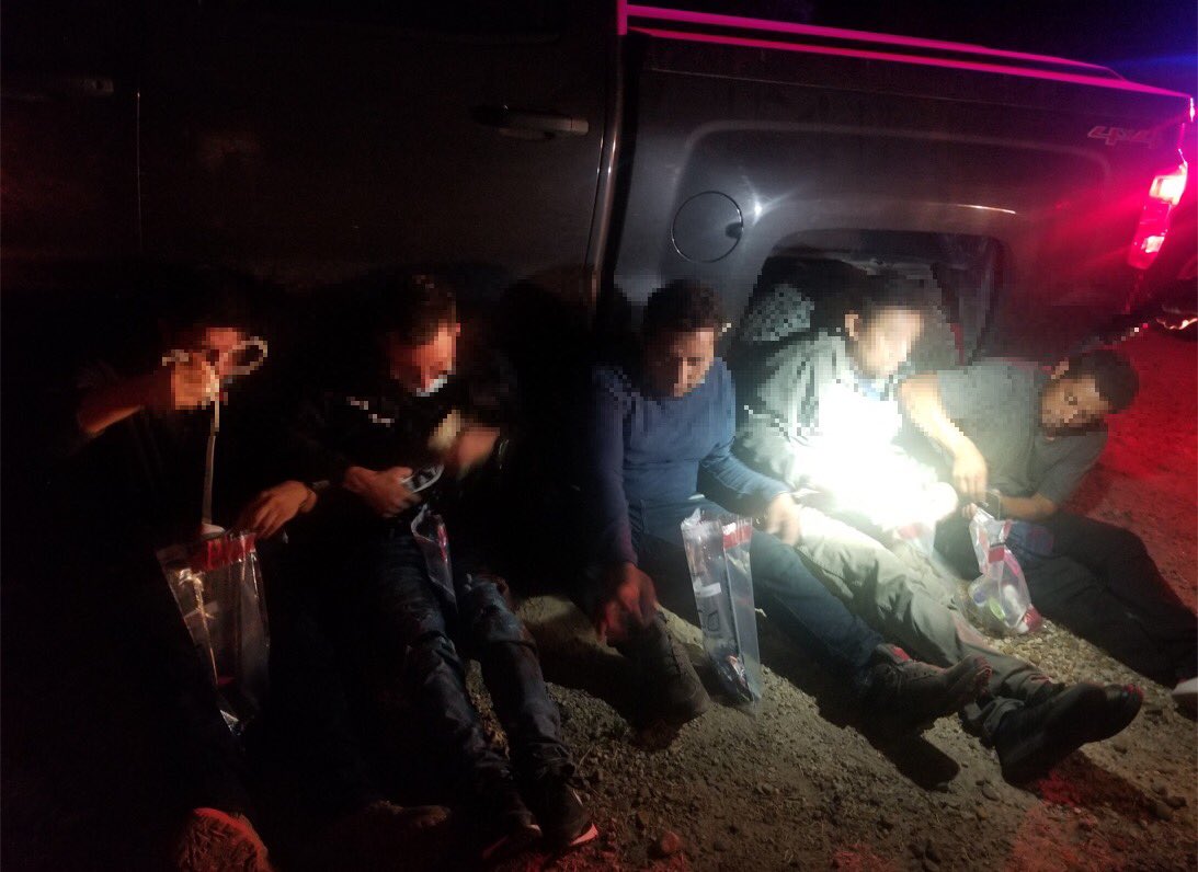 USBPDepChiefRGV's tweet photo. Within 24 hrs, #RGV agents apprehended  25 migrants and seized 2 pistols in 5 failed human smuggling events.

One of which, led to a collision on the U.S. 281. 
 
Smugglers are dangerous, profit  seeking #criminals.

https://t.co/TcM3NFBF7d https://t.co/6e2e1ZJd3v