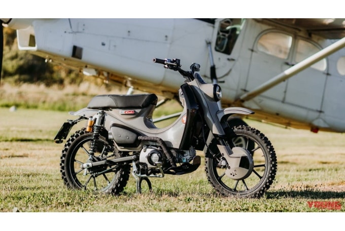ウェビック バイクニュース ホンダ スーパーカブ125x 登場 実車はサルディーニャ島イベント とeicmaで公開予定です 大幅に逸脱しない設計 だけど雰囲気は一変 22年モデルとして登場した新エンジンのスーパーカブc125がベース 欧州でもカスタムが盛ん
