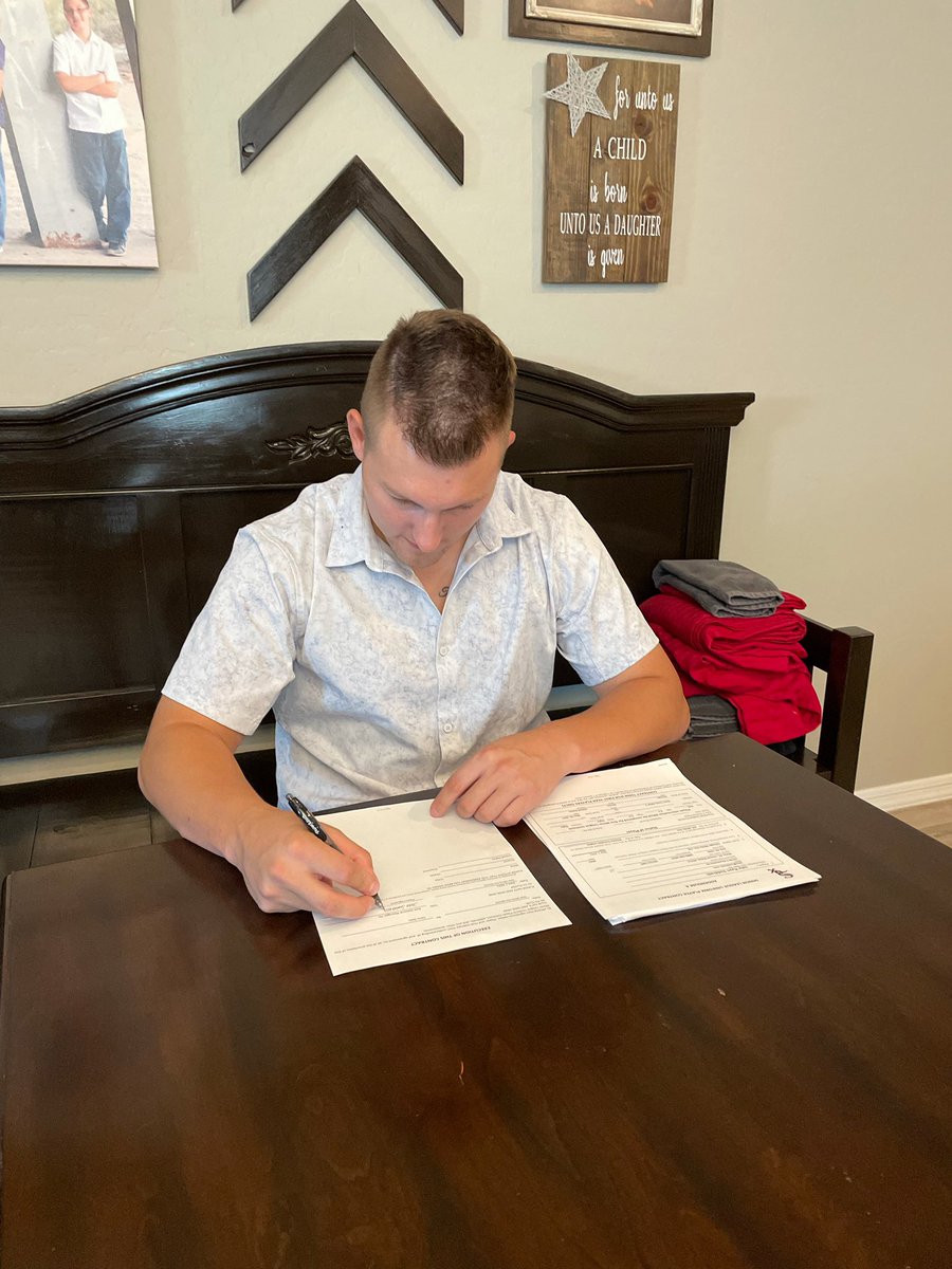 Jsudds44's tweet photo. Extremely blessed and excited to announce that I have officially signed with the Chicago White Sox. Unbelievably thankful for those that have helped me get here and put me in the position I’m at to chase my dreams. Can’t wait to get started @whitesox ! https://t.co/cO8PafqfF0