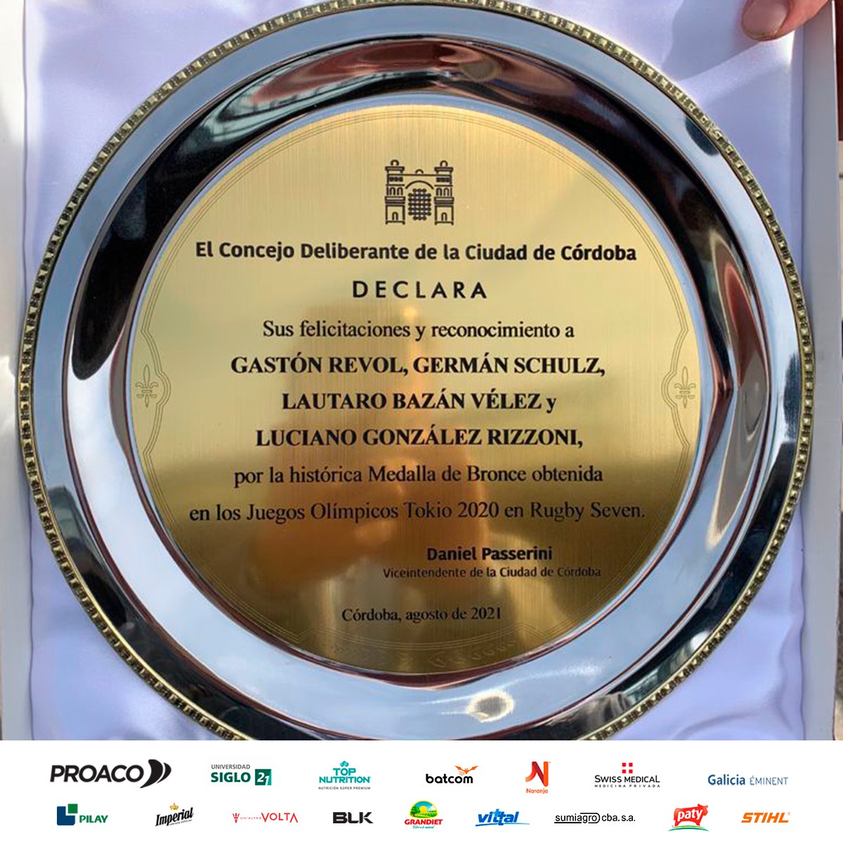 ¡Felicitaciones a nuestros medallistas! 🥉👏
El viceintendente de Córdoba Capital, Daniel Passerini, junto al Concejo Deliberante, homenajearon a Gastón Revol como Personalidad Destacada de la Ciudad. Luciano González recibió también una mención.
#ClubLaTablada #familiaazulgrana