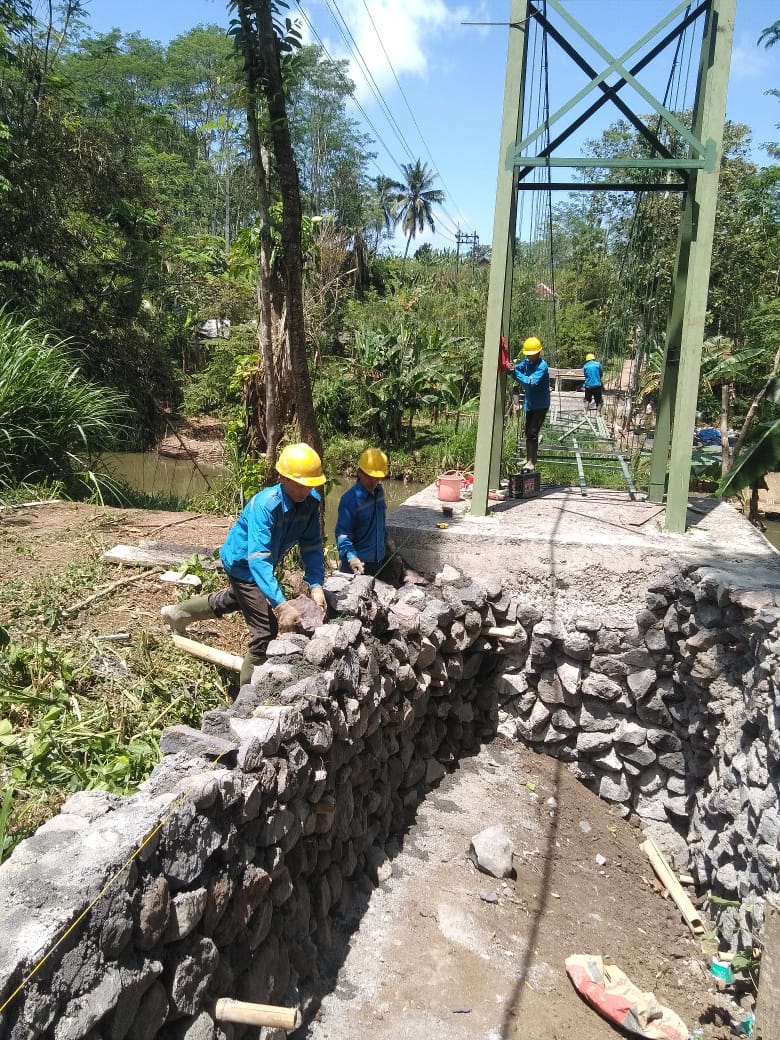 RelawanKampung's tweet photo. Pekerjaan jembatan di Druju Malang donasi PIISEI dan BRI. Semoga selesai tepat waktu dan tanpa hambatan. #1000JembatanUntukNegeri https://t.co/kMGX11Zmam