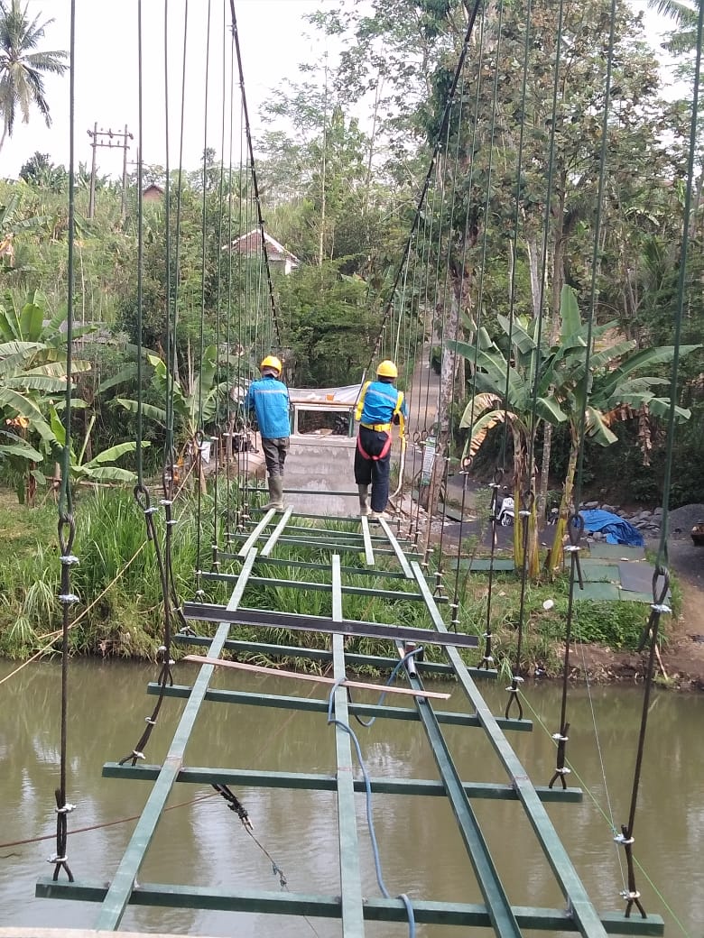RelawanKampung's tweet photo. Pekerjaan jembatan di Druju Malang donasi PIISEI dan BRI. Semoga selesai tepat waktu dan tanpa hambatan. #1000JembatanUntukNegeri https://t.co/kMGX11Zmam
