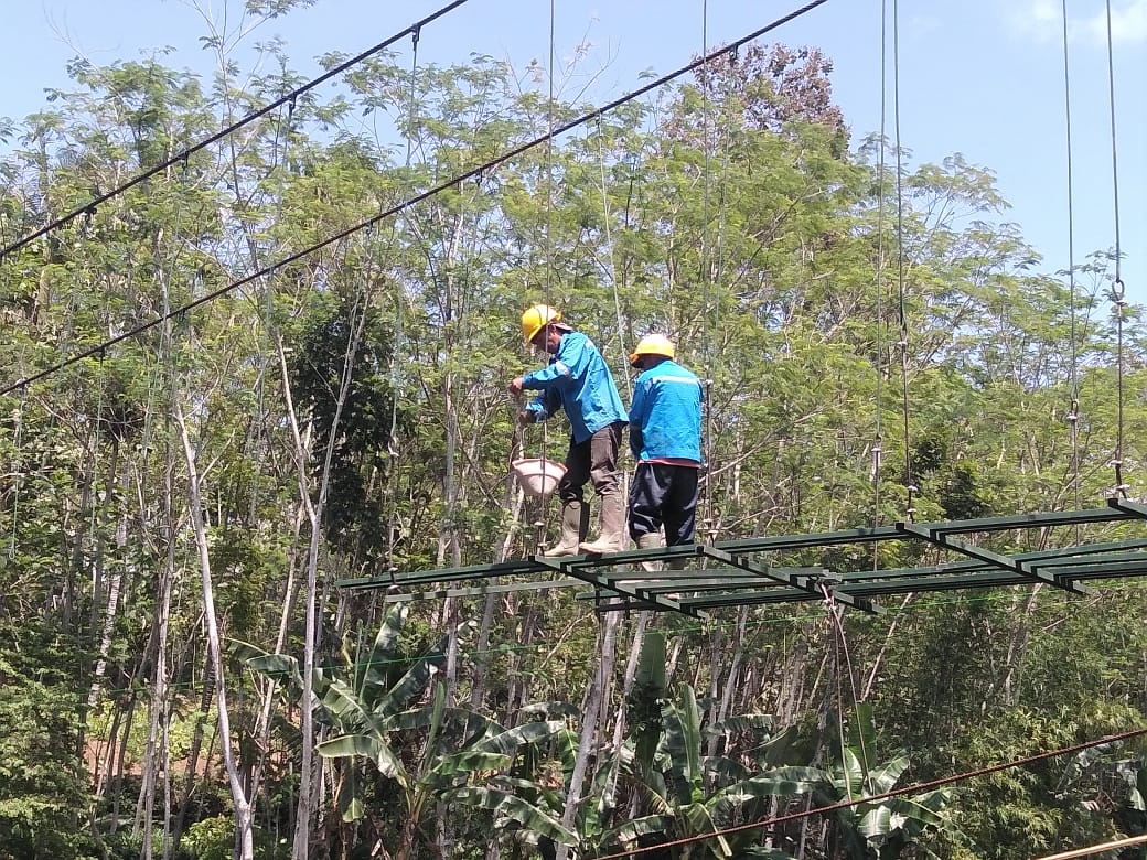 RelawanKampung's tweet photo. Pekerjaan jembatan di Druju Malang donasi PIISEI dan BRI. Semoga selesai tepat waktu dan tanpa hambatan. #1000JembatanUntukNegeri https://t.co/kMGX11Zmam