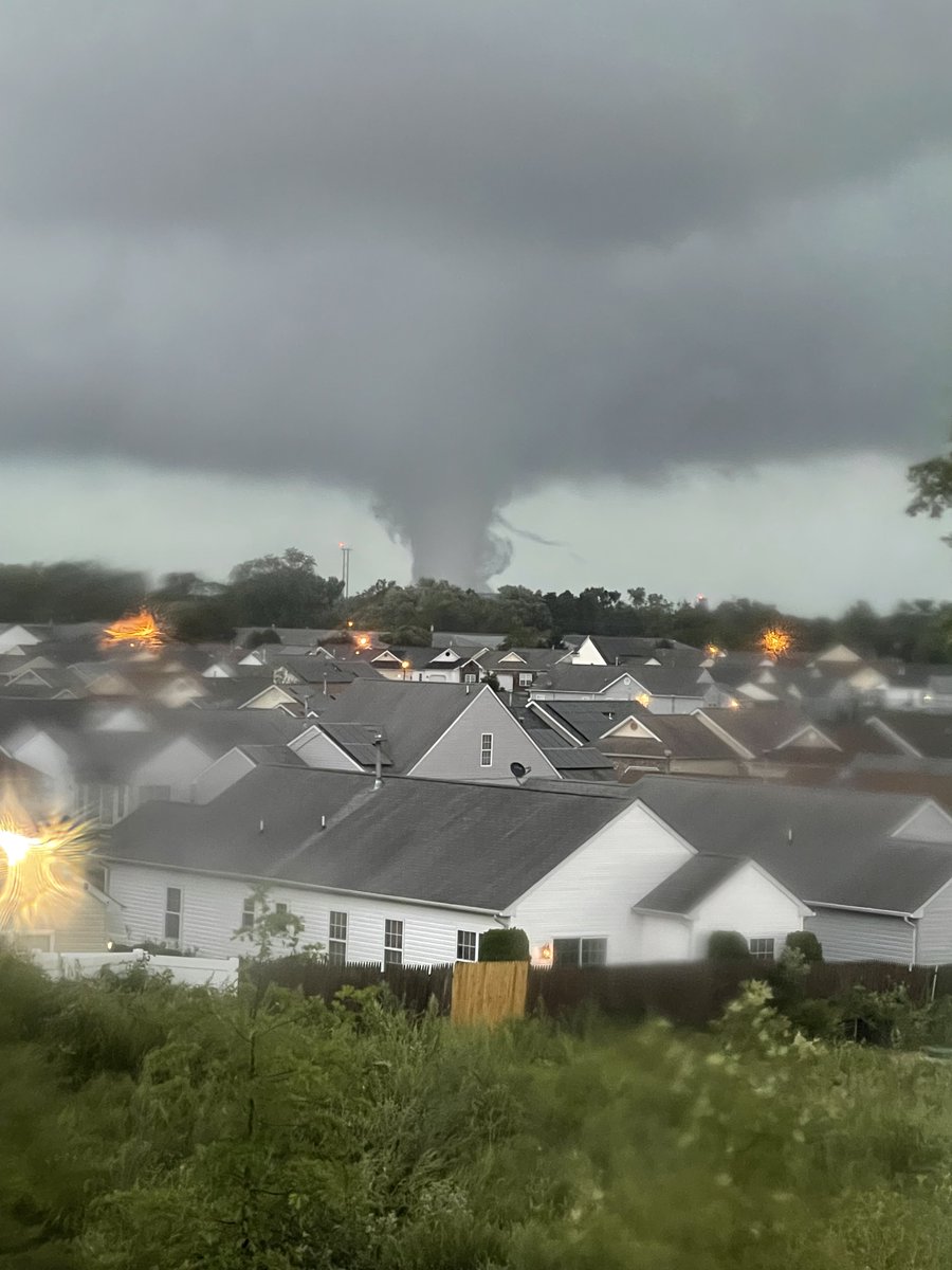 fiveonfir3's tweet photo. Used with permission. Taken in edgewater park shooting back NE towards Burlington city. #njwx https://t.co/8Cz7fFXOVL