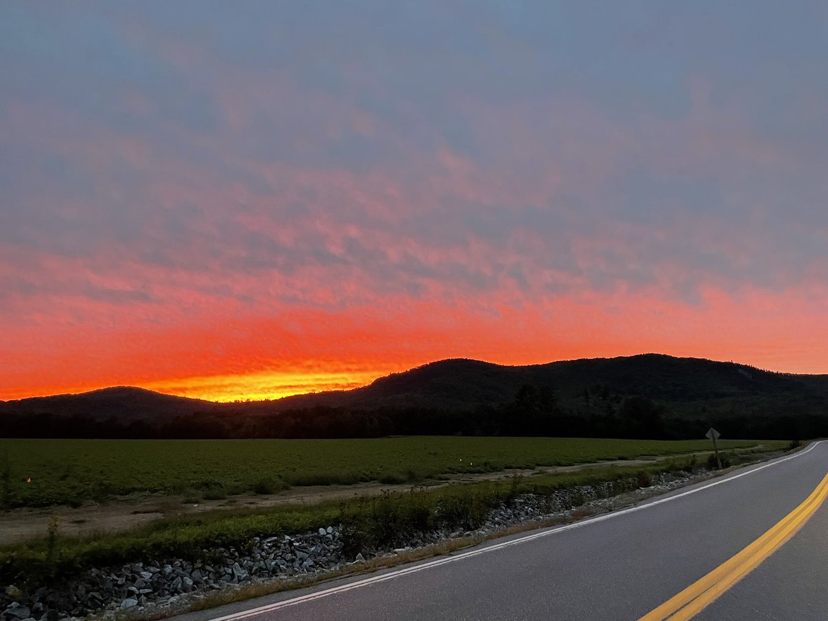 oldavee's tweet photo. I love when the sky is nice at night and you go on Snapchat and everyone’s story is the sky from different perspectives , guilty as charged 😂 https://t.co/T6MGZK8Tdc