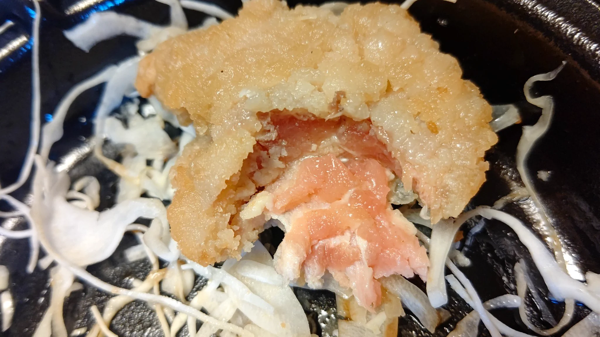 @kao_0110 この前ローソンで弁当買ったらレア唐揚げでしたよ。(店内で揚げるヤツ)
その後、お腹壊しましたが。
※かじった写真すみません 