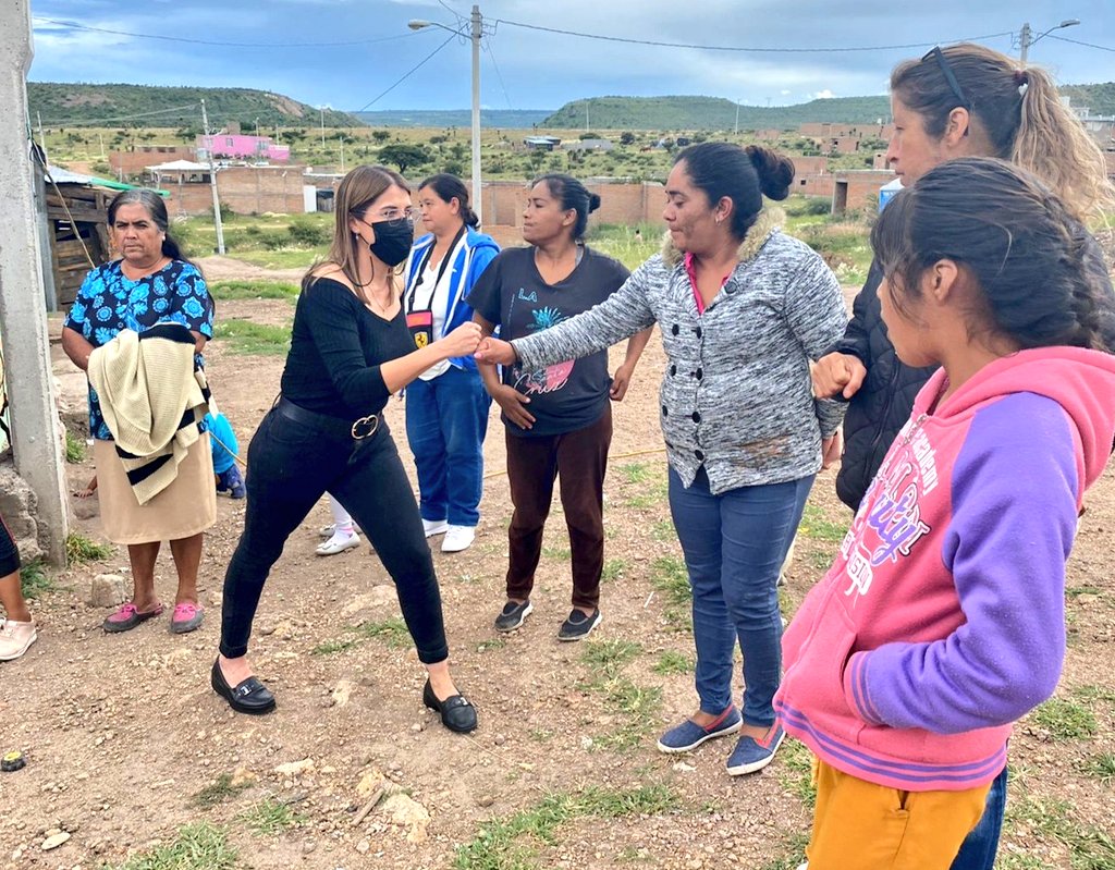 Gabyvazquezch's tweet photo. 👉🏻 La pasión por lo que haces te hará entender que tus límites son mentales. Seguimos trabajando por la gente de mi capital.
De corazón 💙 #GenerandoVamos 🤜🏻🤛🏻 https://t.co/YNW29GwGPh