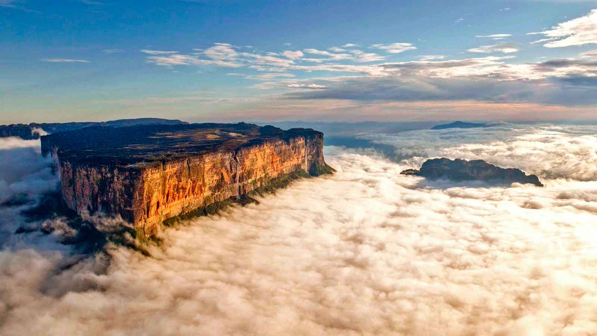 yosoyangelcr's tweet photo. ¿Sabías que el tepuy Roraima es un lugar de gran avistamiento de OVNIS? https://t.co/RyaAc6fles