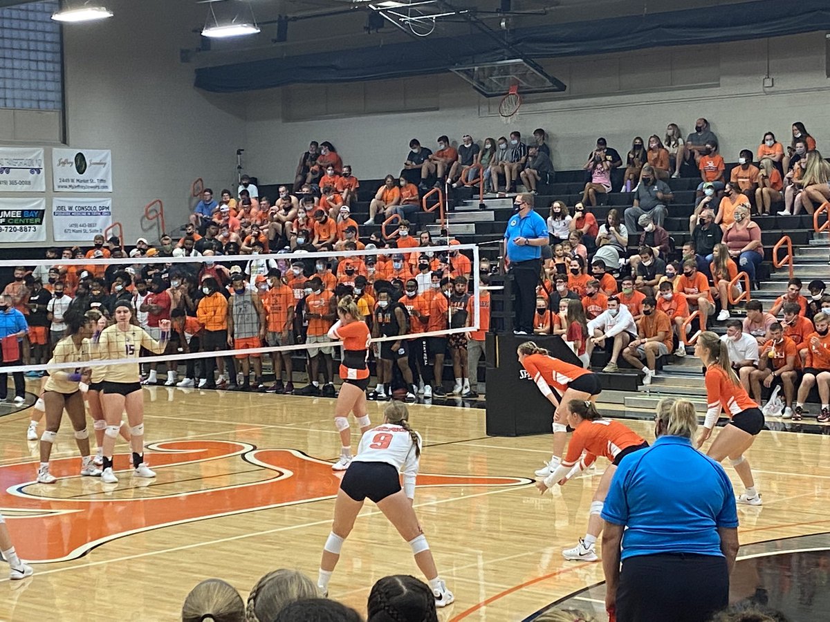 Recruits…. Want a school that gets wild for its athletes…. 

This is a Wednesday, non conference volleyball game. 

And that gym is absolutely 🔥🔥