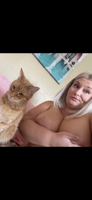 Trying to film custom videos, but it&rsquo;s apparently dinner time&hellip;. 😅 https://t.co/3SeXCDYT98