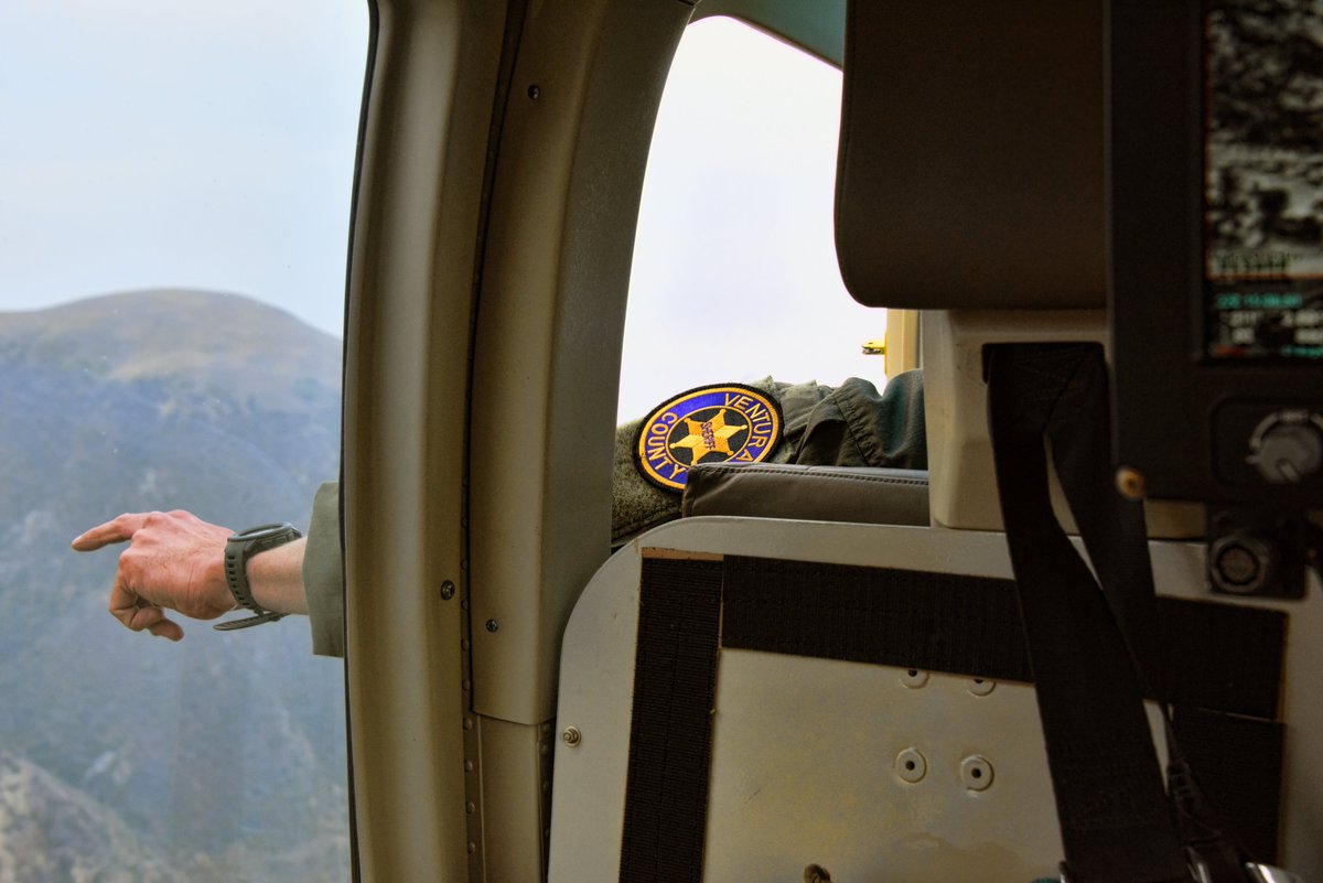 VENTURASHERIFF's tweet image. The crew from our @VCAirUnit flew Copter 7 on its final flight yesterday, August 31st.
 
Throughout its 24 year career with Ventura County, Copter 7 was operated through the joint venture with VCSO and @VCFD.

#VCSheriff #VCFD #helicopter #lastflight
