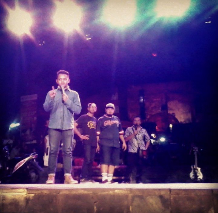 Ais_Lugu's tweet photo. Sekiranya 7th yang lalu, 26 Agustus 2014~
Waktu itu namanya masih Festival Kesenian Yogyakarta @infoFKY #FKY26 #DoDolan
Panggungnya @selosoSeloID #SELOsoSELO
πPlaza Pasar Ngasem.
#Throwback
#Merindu https://t.co/eD9p7rwtJE