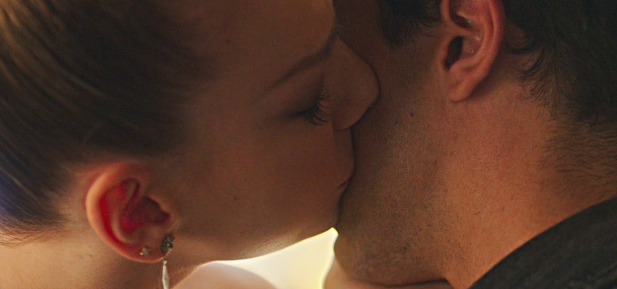 Amal_Aesthetics's tweet photo. I love the way her lips are perfectly grazing his cheek... https://t.co/vc5XlkthNG