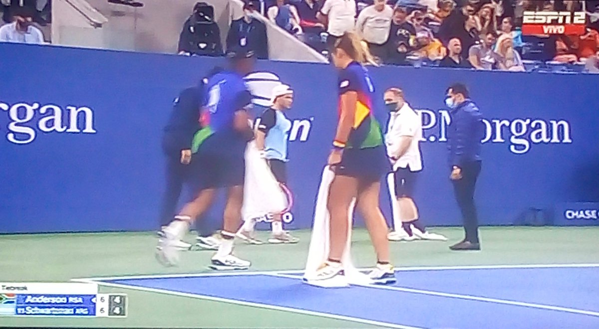 geronimo_pasc's tweet photo. Partido del peke Schwartzman abierto de USA de tenis, tienen problemas para secar la cancha (que es techada)!!!

#PrimerMundo

#Toallones

😜😜🤣🤣😈😈😈 https://t.co/cYRGRvTmX8