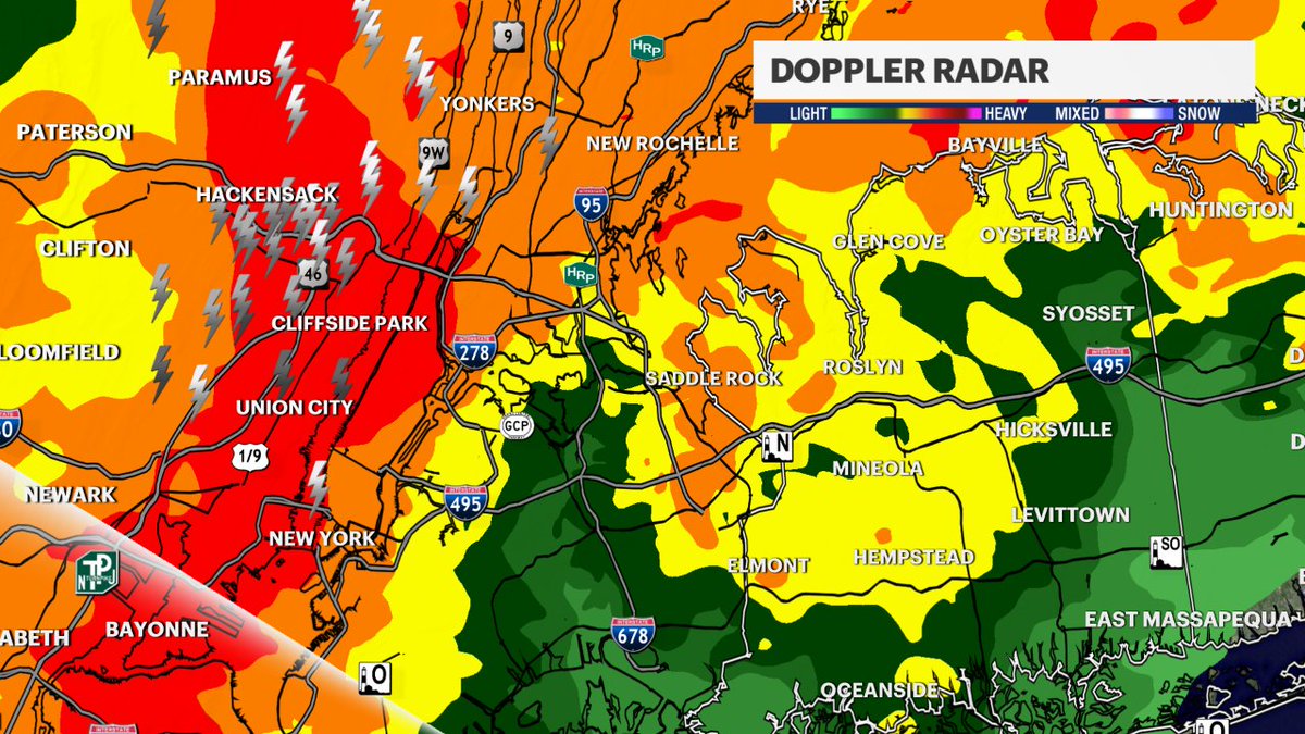 SamanthaAugeri's tweet photo. Severe Thunderstorm Warning for Northwestern Nassau County with a Tornado Warning close by in the Bronx. Be alert for Strong damaging winds and torrential rainfall. @News12LI https://t.co/qKXrujNzip