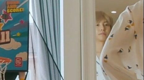 mfaljen's tweet photo. renjun checking himself out https://t.co/UZaEiy6U6S