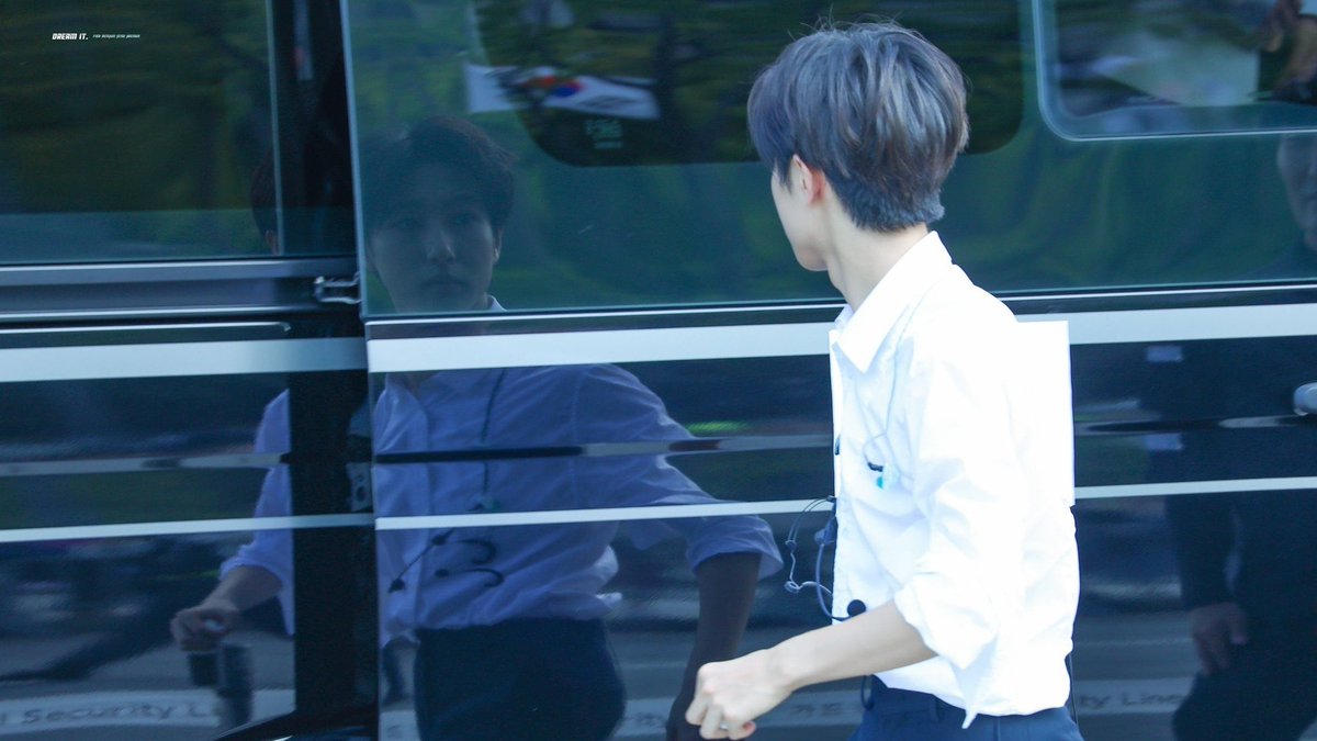 mfaljen's tweet photo. renjun checking himself out https://t.co/UZaEiy6U6S