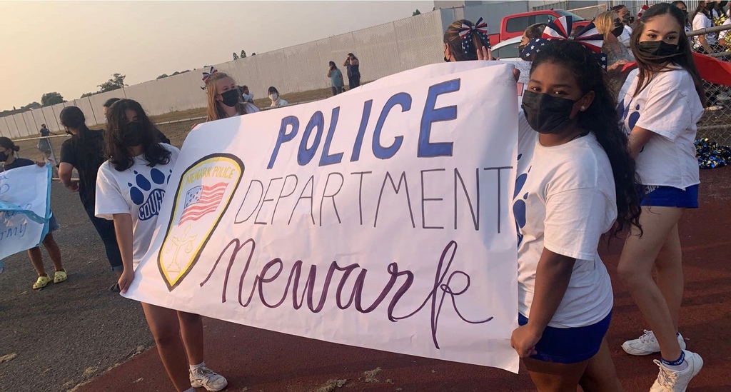 NewarkCA_Police's tweet photo. NPD wants to extend our appreciation to Newark Memorial for honoring us as a part of Hero's Night! #GoCougars !
#NewarkCA #NMHS #NewarkMemorial #Heros #NPDca
@nmhs_nusd @Newark_USD https://t.co/DXkoZKx8TE