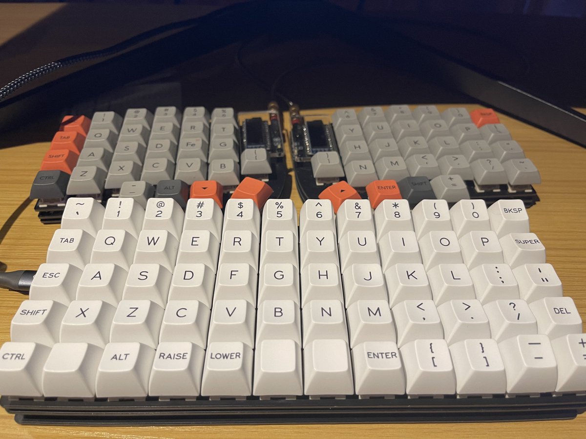 waltarcs's tweet photo. @Zhun_Yi_970914 these are mine, nothing crazy but the keycaps are very clean to me, and there's not really any solid "case" but it has support on the bottom and top https://t.co/UlfIRjsBzO