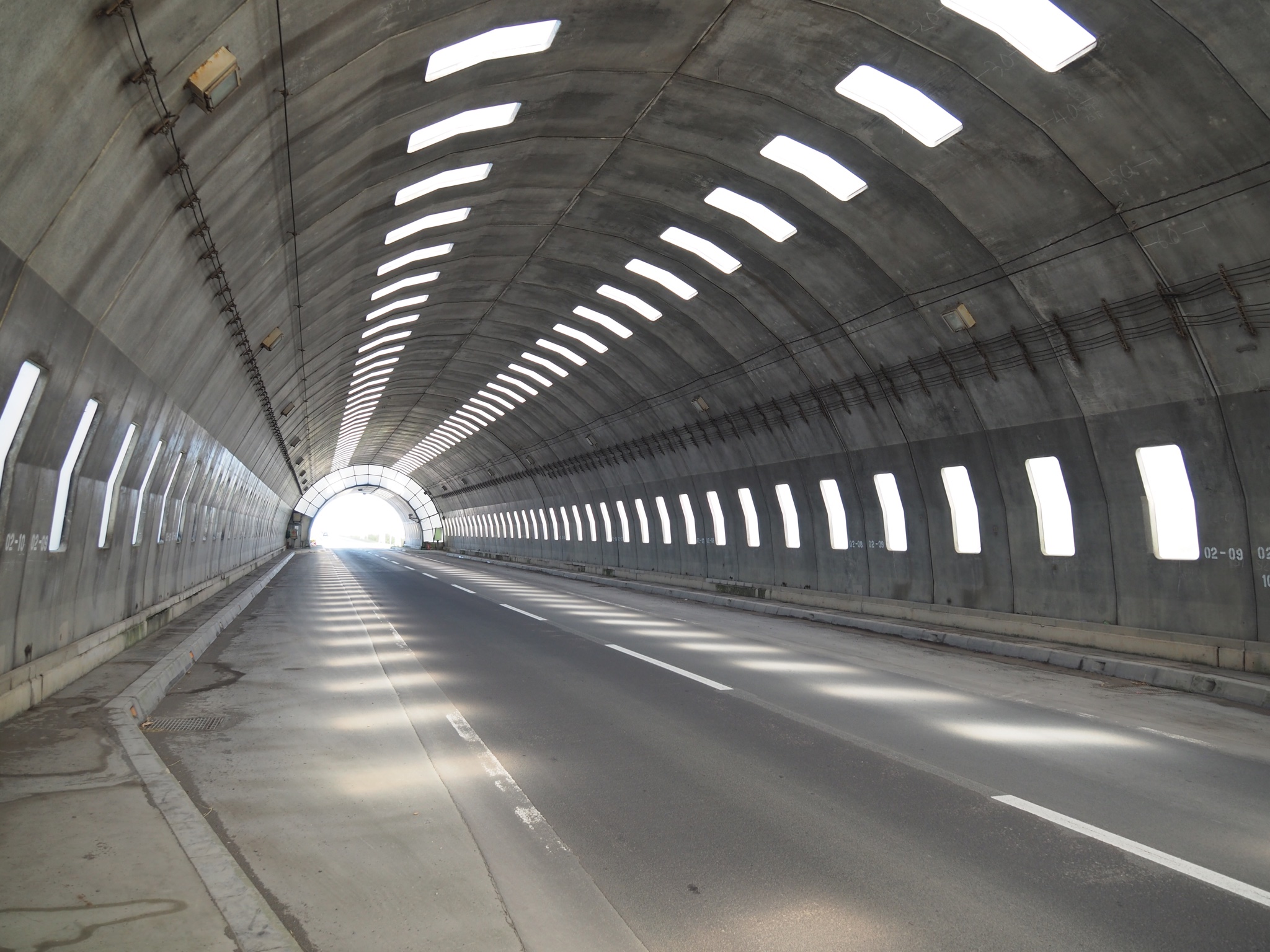 池澤 パーキングシェルター 北海道の僻地の道路で立ち往生を余儀なくされたときに退避して状況が好転するのを待つための施設 らしいがそんな状況恐ろしすぎてできれば経験したくない T Co B10rogketz Twitter