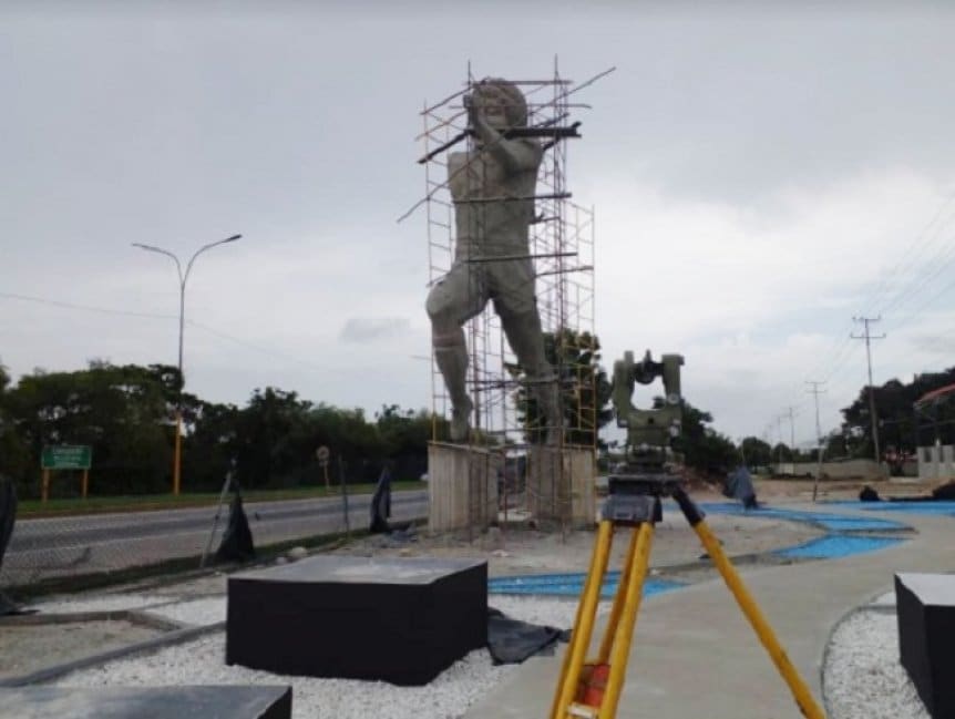 VSportsTM's tweet photo. Un complejo deportivo de Puerto Cabello, Venezuela, será bautizado Diego Maradona. Cuenta con la estatua más grande de Diego en toda Latinoamérica (10 mts). Es un predio de 2.400 mts cuadrados con cancha de fútbol y un paseo biográfico con murales que recuerdan la carrera del 10. https://t.co/BDTizBpR3j