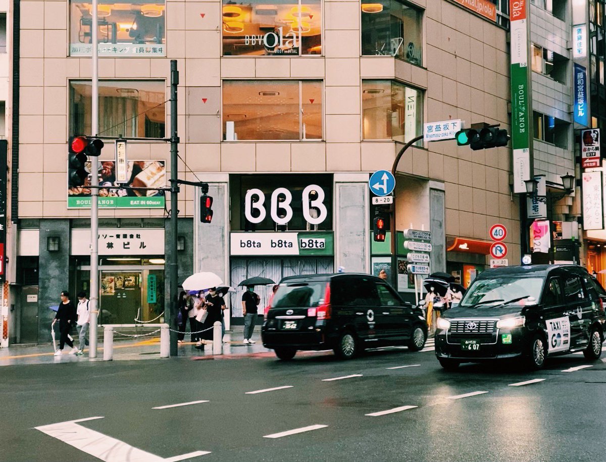 takuji_san's tweet photo. 国内3店舗となる「b8ta Tokyo - Shibuya」の開店準備、順調に進んでおります。

昨日、店頭に掲げるロゴの大きさをチェックしました。目立ちます！

ご出品にご興味をお持ちの方はお気軽に以下のフォームよりお問い合わせください。

https://t.co/qV7dQ2VL56 https://t.co/CW3In4ZXqG
