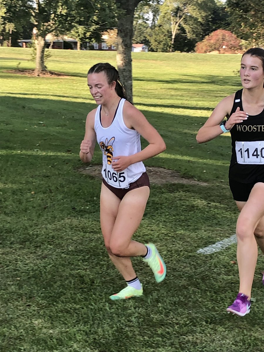 LadyGeneralsXC's tweet photo. Teammates surprised @jensenwo1fe at her 1st college race today. Nice run Jensen🏃‍♀️🏃‍♀️ https://t.co/W7hUDVPnE3