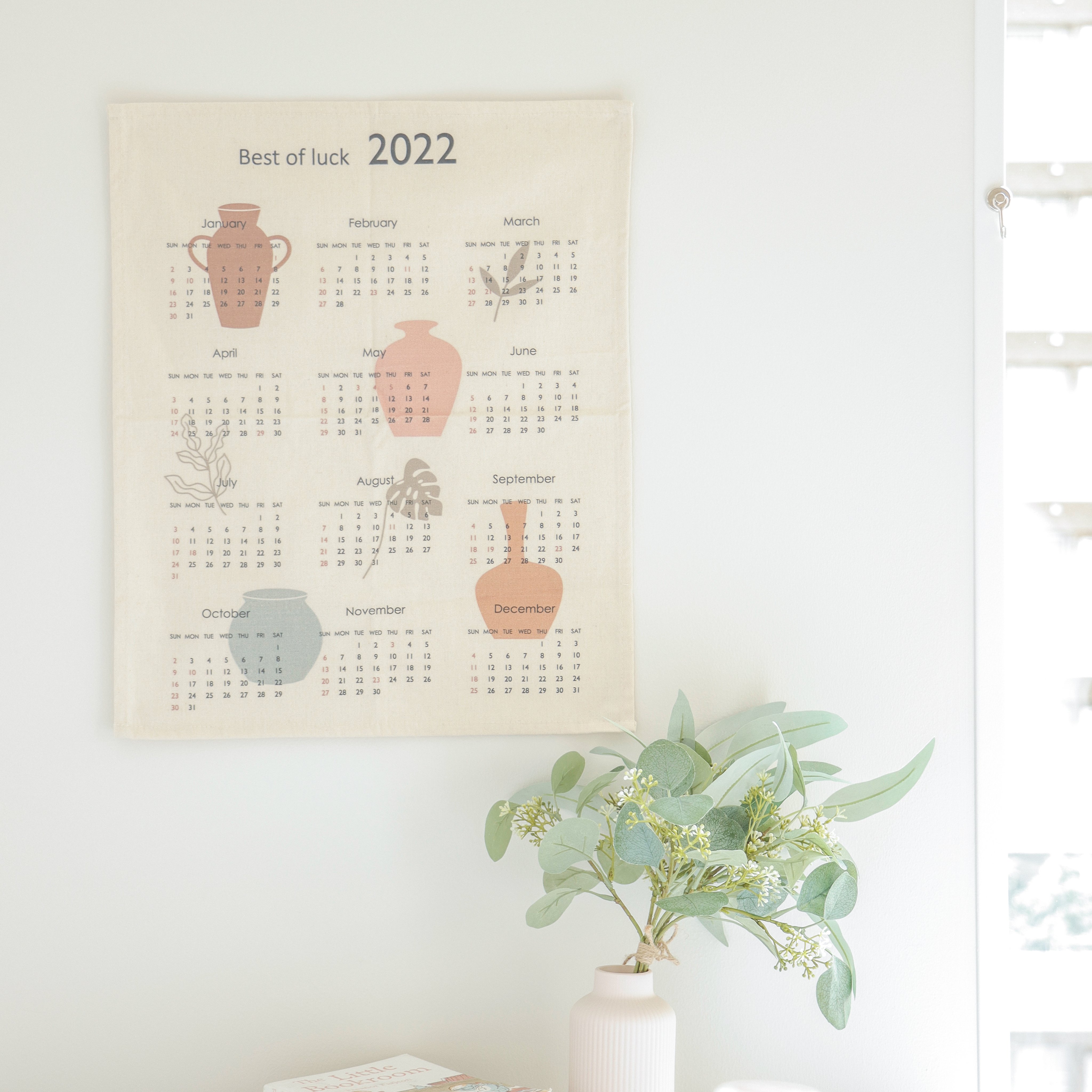 3coinsスリーコインズ 公式 New ポスターのように飾って楽しめる 温かみのあるファブリックカレンダー トレンドの韓国風や北欧風インテリアと 相性の良いシンプルでお洒落なデザインです ファブリックカレンダー 約 50x40cm 300円 税込330円