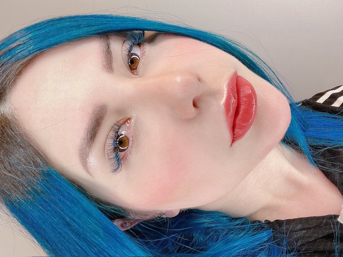 Totally unrelated but I got blue lashes today and I'm just in love!   (Ai gente fui modelo de c&iacute;lios