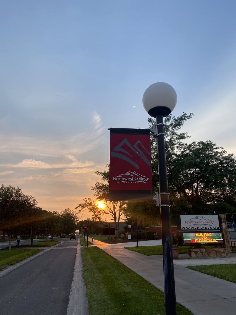 _CoachLaurenZ's tweet image. Beautiful evening to the end the first day of the fall semester for the lady Trappers. So excited to have all my girls on campus. #TrapEm