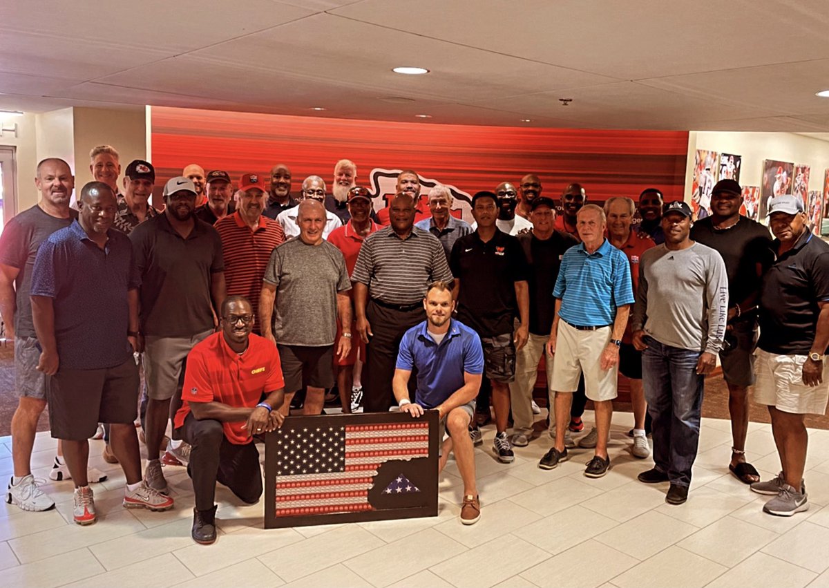 handycappin's tweet photo. Amazing opportunity to share my story with @Chiefs Alumni.
Thank you @ShawnBarber59 
@ChiefsWire #chiefsalumni @kccambassadors #veteran #artist https://t.co/ZBljzOmS7i