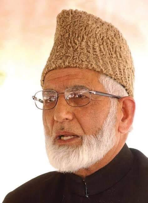 KhawarSWB's tweet photo. 35 سال سے زیادہ عرصہ  قید و نظربندی کی صعوبتیں گزارنے والا قائد کشمیر اور نظریہ پاکستان کا مخلص سپہ سالار چل بسا۔

ان کی زندگی میں کشمیر تو ازاد نہ ہوسکا لیکن ان کا نام تاریخ میں امر گیا ہے۔

#SyedAliShahGeelani
#SyedAliGeelani https://t.co/XqgelP3rgf