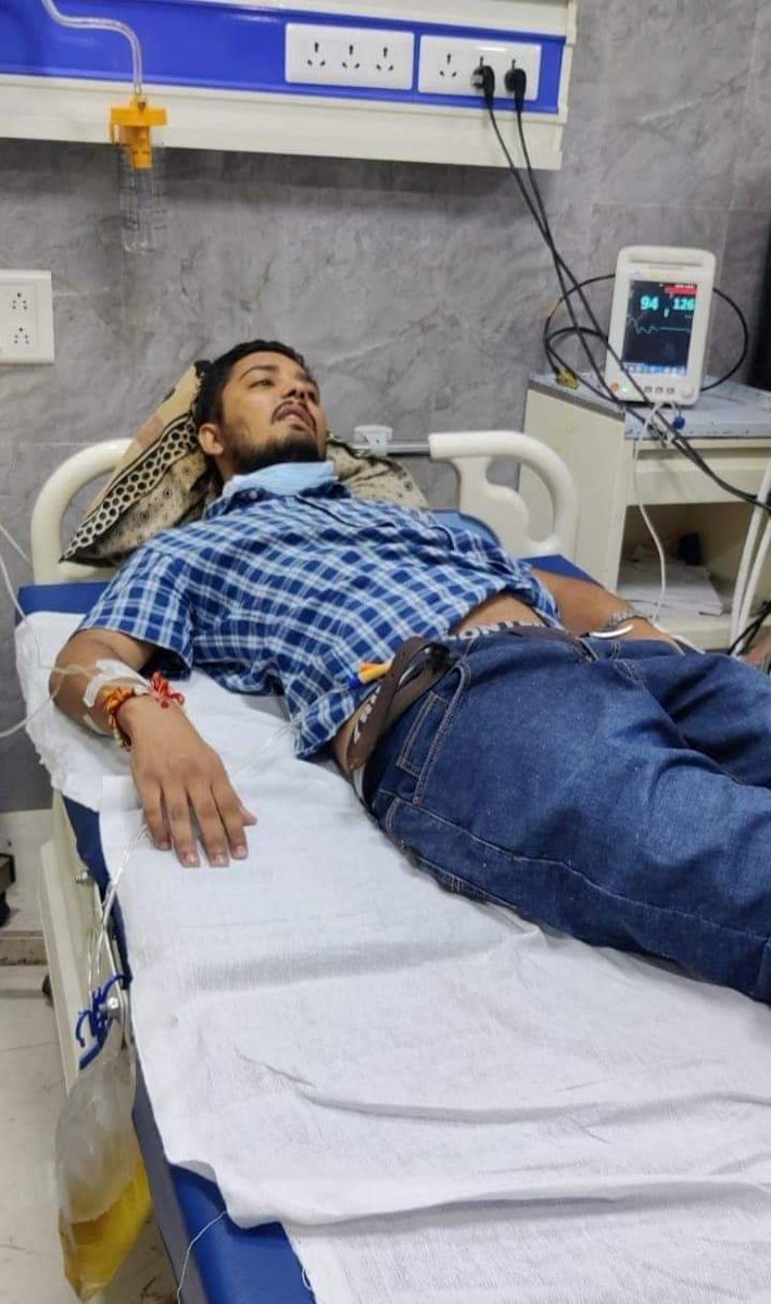 DevLadpura's tweet photo. Again violence on Resident Doctors. Group of patient's attendents attacked resident of JLN Medical College #Ajmer #Rajasthan.

Dr. Saurav Bangda, Dr .Trivendra Jangid are facing serious injuries.

Culprits are still roaming free. https://t.co/vmLPr0Wd8W