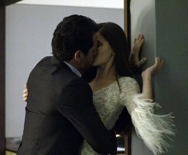 luanziie's tweet photo. #VerdadesSecretas

Não dá pra julgar a Angel, eu também não resistiria ao Rodrigo Lombardi https://t.co/MFxvaG4Vzk