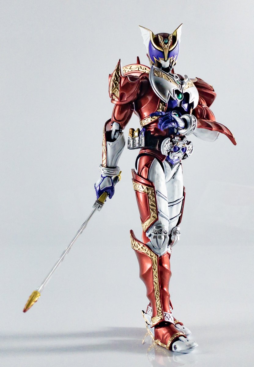 Kou_Boom's tweet photo. 「仮面ライダークイーンキバ」完成！

紅奏音（かのん）「キバーラ！」
キバーラバット「キバって行くわよ〜！ガ〜ブッ♡」
奏「変身！」

奏音「やっぱりこれ派手じゃない？」
キバーラ「お姫様はこれくらいでい〜の」

設定はスレッドへ↓
 #オリジナルライダー 
 #ライダー計画if 
 #女性ライダー https://t.co/PR6BDqJxUp