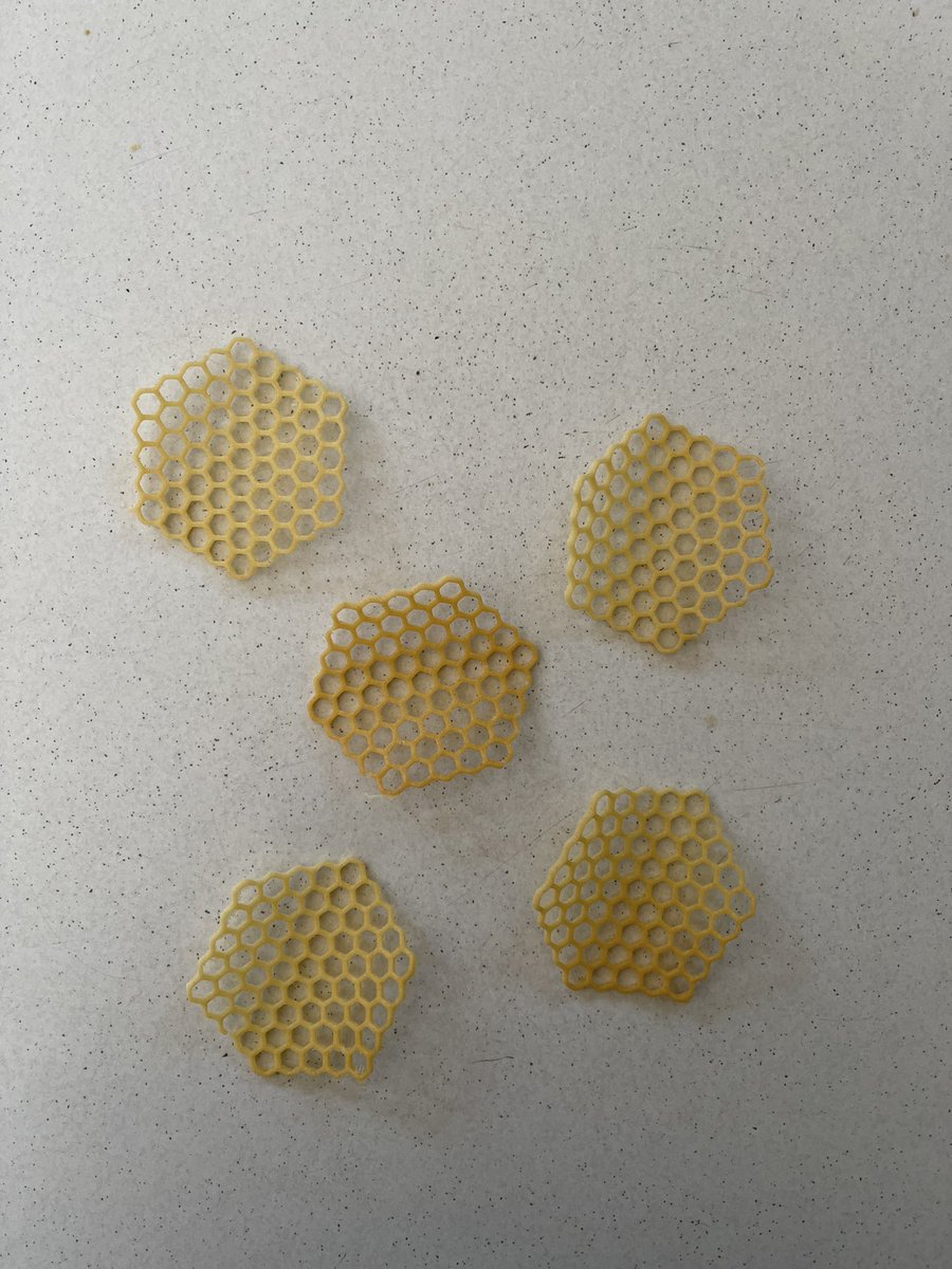 bhuvanrsr's tweet photo. #honeycomb #bake #garnish #cake #instagram #foodie #wip #lovewhatyoudo #pastrychef #TrendingNow #Trending https://t.co/Oc6MAche2g