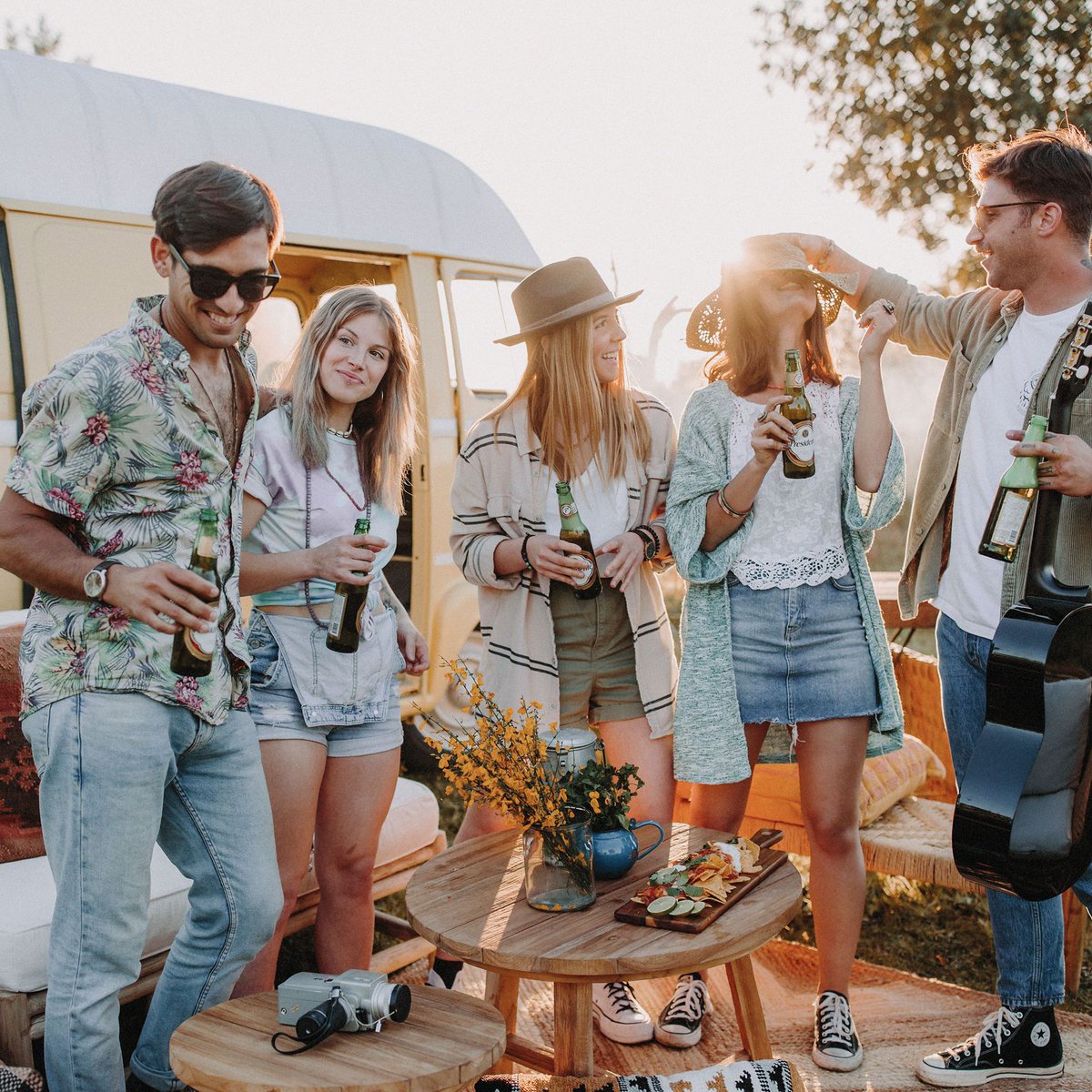 Gracias por habernos elegido para decorar tus espacios de verano: Terrazas, porches, apartamentos en la playa o restaurantes y chiringuitos. Nos alegramos de haber estado rodeados de encuentros y seguir en otoño en la retina de quienes se juntaron alrededor de nuestras mesas.