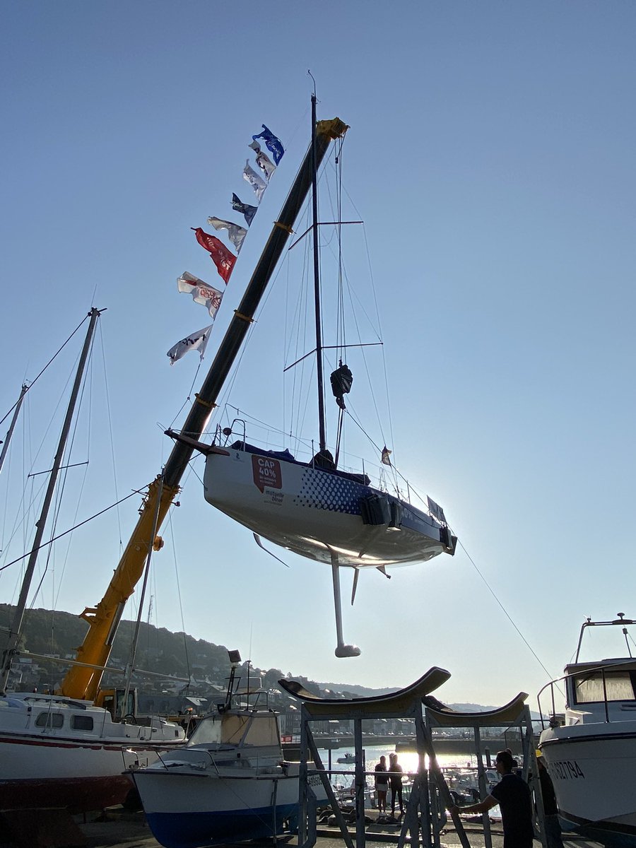 LaSolitaire56e's tweet photo. 🏗 Ayant subi des dégâts durant l’étape 2 entre @LorientAgglo et @VilleDeFecamp, le Figaro BENETEAU 3 de @CorentinHoreau vient d’être sorti de l’eau
🛠 L’équipe du skipper de Mutuelle Bleue pour l’Institut Curie va maintenant tout faire afin de le réparer �� temps pour dimanche ! https://t.co/CQcDV937aB