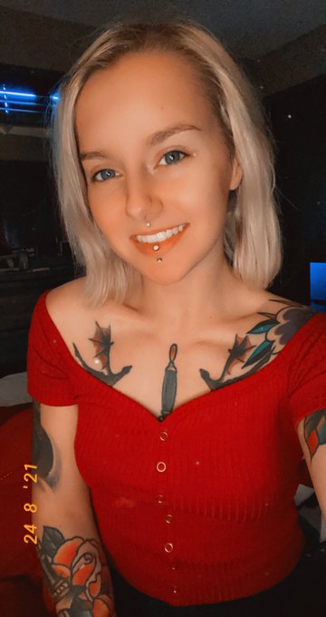 Go check my twitch!! https://t.co/AxCVg4XAsg 

Streaming again tomorrow!! https://t.co/iqMLd5zIMT