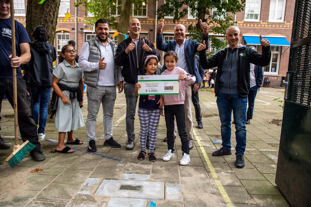 #guldenklinker instrating door Stadsdeeldirecteur Hassan el Houari bij Urban Gardening in de Schilderswijk. Bewoners en jongeren hebben het schoolplein vergroend en daarmee de Gulden Klinker verdiend.