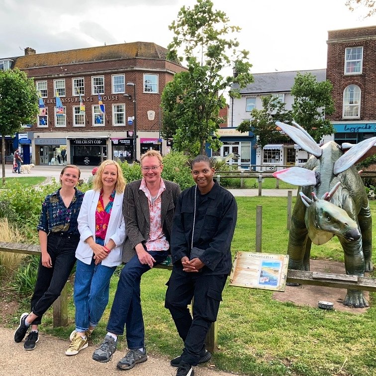 EwtPlay's tweet photo. Throwback to Exeter! 
Oh we do like to be beside the seaside! Our touring troupe met up with playwright Mark Lindow last week whilst performing in Exeter. Such fun! 
#seaside #exeterlife #exmouth #funtimes #throwbackthursday #tbt #actorslife #tour #theatre https://t.co/KXm5WjgZi6