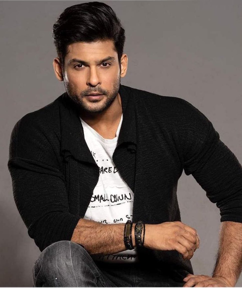 advani_kiara's tweet photo. Gosh this is Heartbreaking!! 
May your soul RIP #SidharthShukla 
My deepest condolences to his family and loved ones🙏🏼 https://t.co/U8nV2bef8V